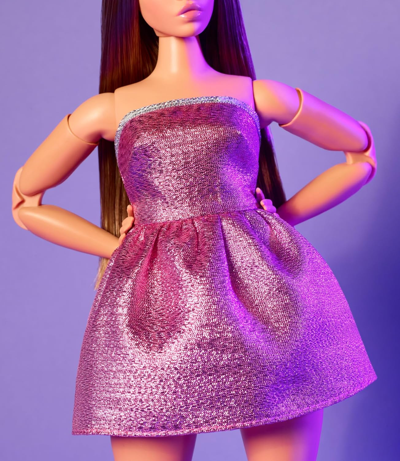 Barbie Looks-dukke, samlerfigur nr. 24 med brunt hår og moderne Y2K-mode, glitrende stropløs kjole med peep-toe høje hæle, HRM16 Naty Shop Dolls
