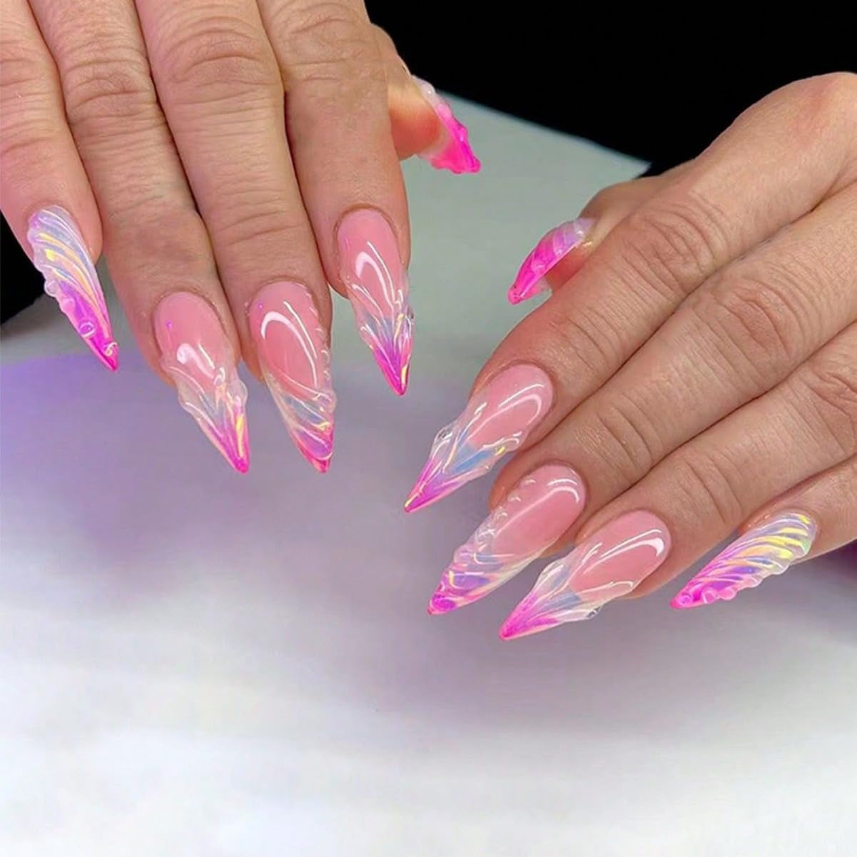 Moonglow Lange Negle Stiletto Mælkehvid Pink Gradient Glitter Cool falske negle med lim Pink Ombre Glitter Kunstige negle