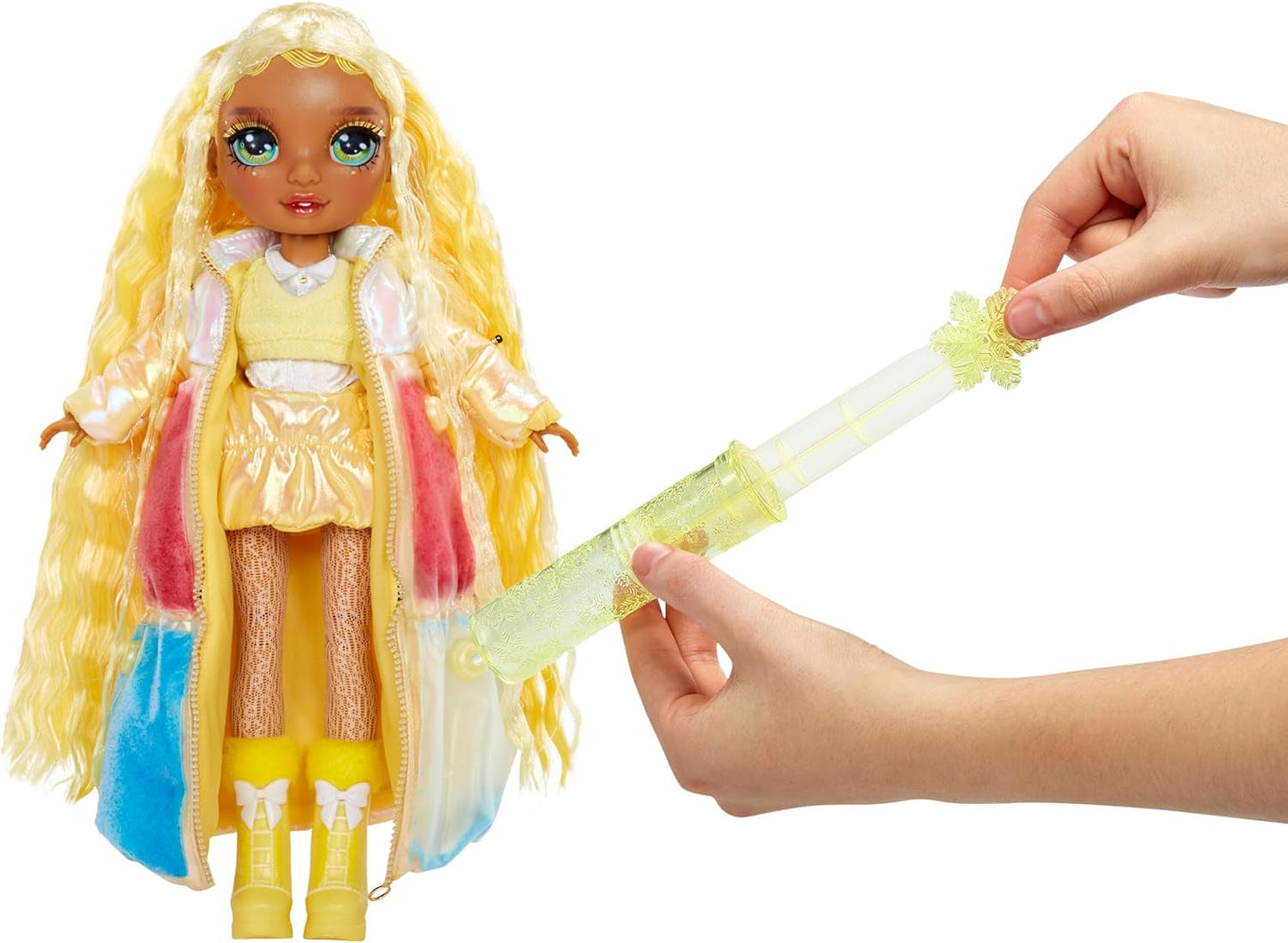 Rainbow High Winter Wonderland - Sunny (Gul) - 28 cm Hidden Magic Water Oppustning Snemandsmodedukke med snemandssæt, velegnet til 4-12 år gamle børn og samlere