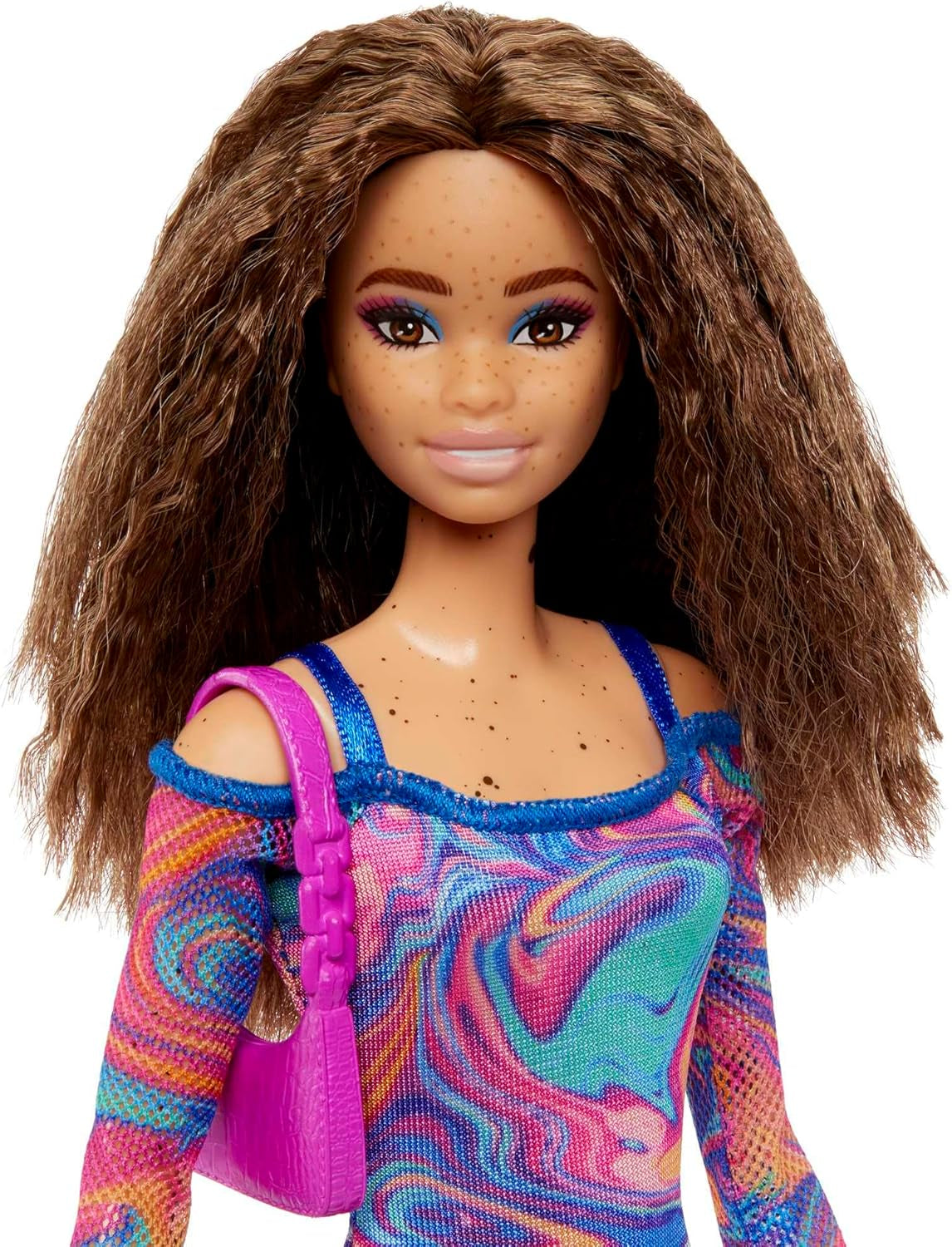 Barbie Fashionista dukke nr. 206 - Bølget hår og fregner - Moderne regnbuemarmorkjole, skuldertaske og grønne sko - fra 3 år og opefter, HJT03