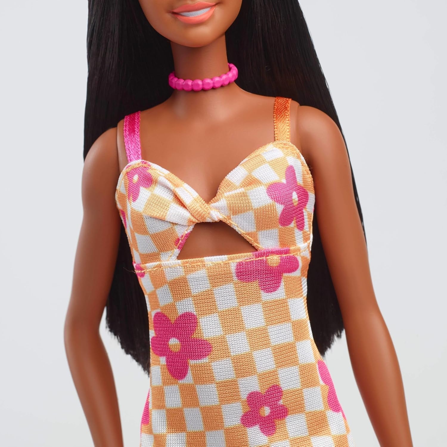 Barbie Fashionista dukke nr. 233 med sort hår, orange plaid midikjole med lyserøde blomster, halskæde og sandaler, HYT91