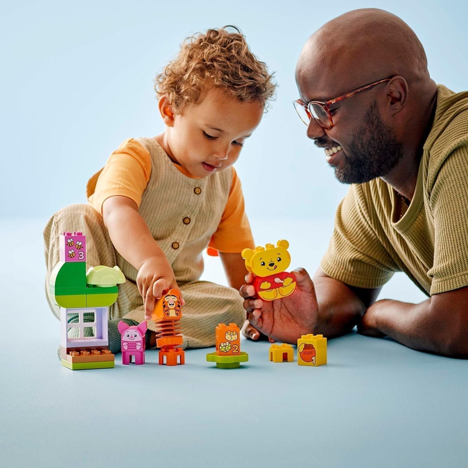 LEGO DUPLO - Disney Plys's fødselsdagsfest - pædagogisk legetøj til førskolebørn - sæt med 3 minifigurer inklusive Peter Plys, Tigger og Gris - gaveidé til drenge og piger fra 1,5 år 10457 Beuche byggesæt den LEGO-Store
