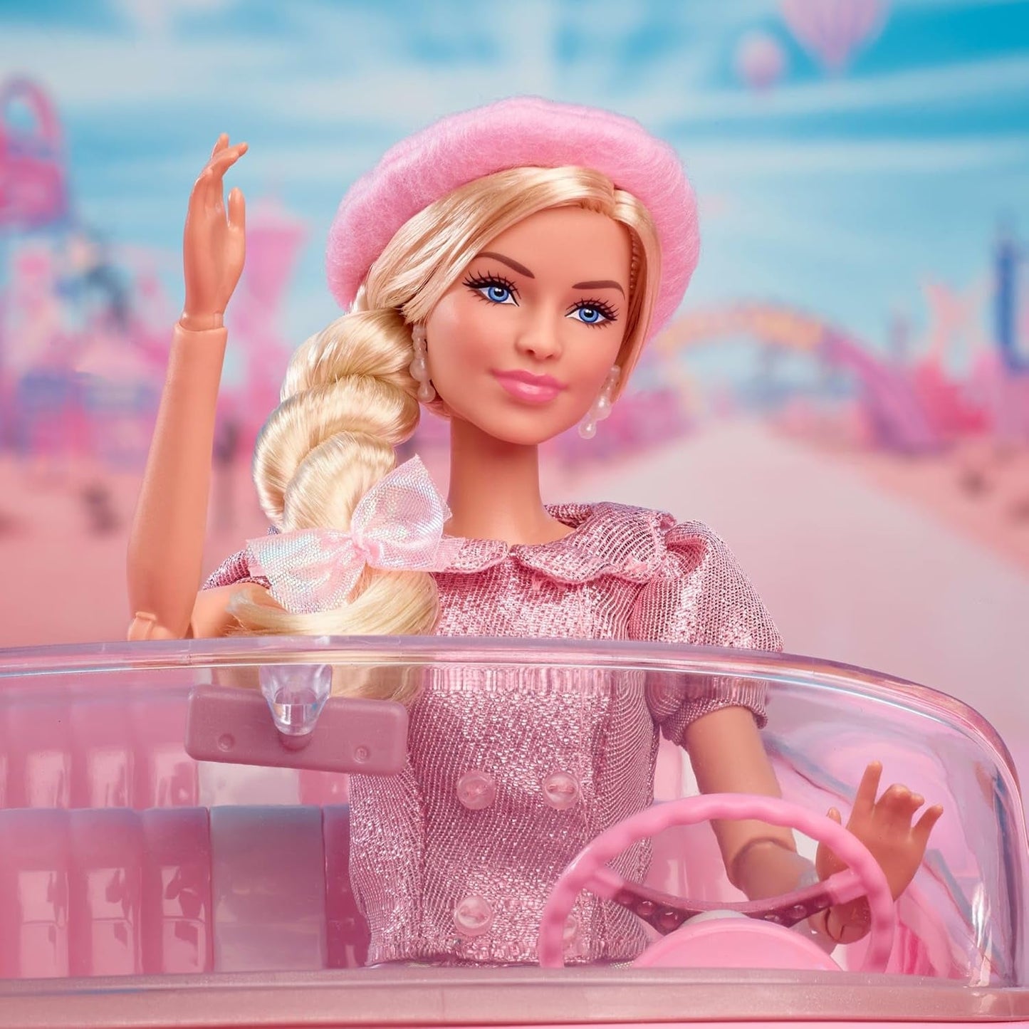 Barbie filmen baseret på filmen Margot Robbie som Barbie samlerfigur i pink bluse og tylnederdel med stiliseret frisure og matchende smykker JBJ53