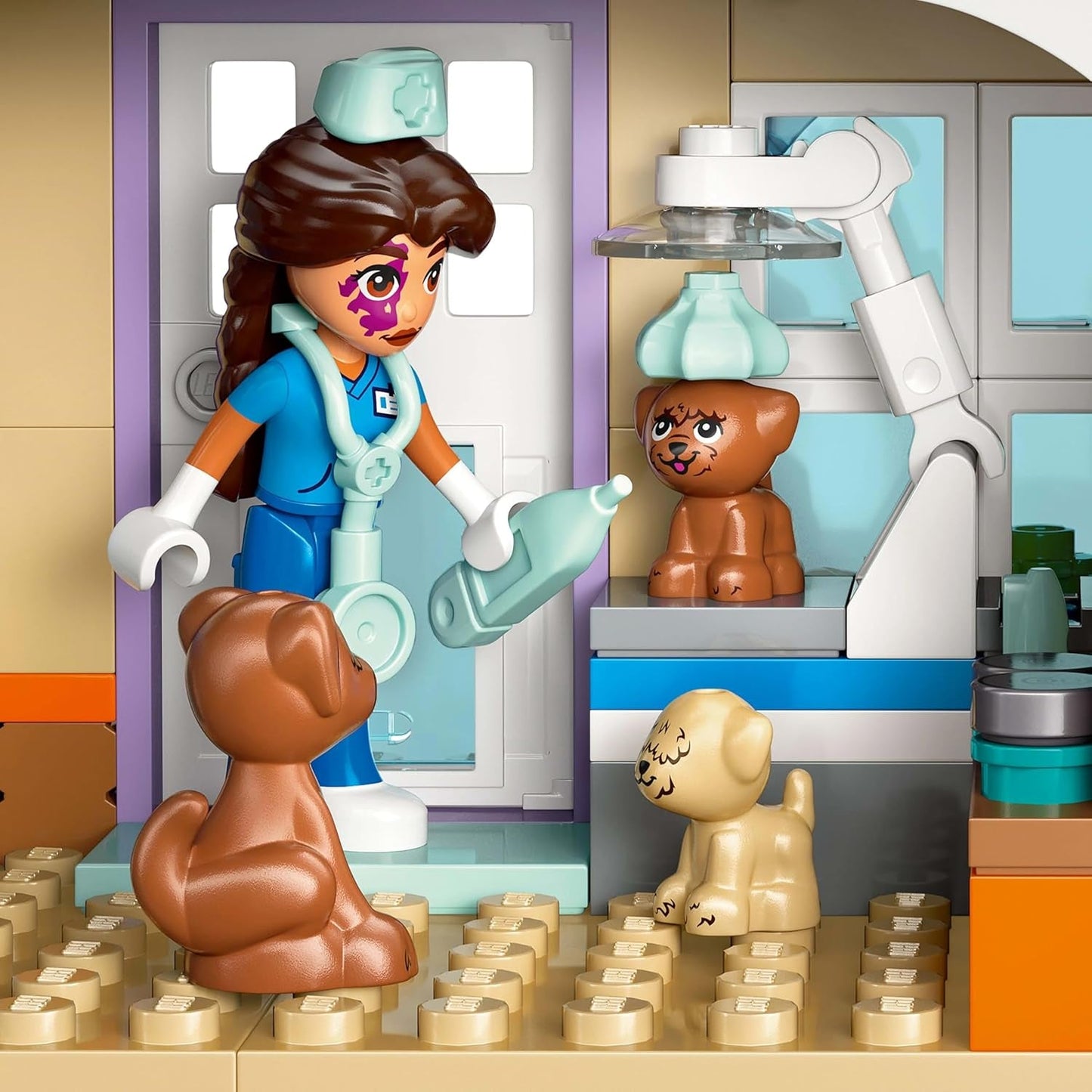 LEGO Friends dyrlægeskab til heste og kæledyr, bygge- og legesæt til fantasifuldt rolleleg med 3 minifigurer og 5 dyrefigurer, gaveidé til piger på 7 år 42651 Byggesæt Besuche den LEGO-Store