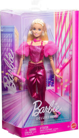 Barbie Deluxe Style #5 dukke i et metallisk pink blondt outfit med en glitrende overdel og glitrende bukser, med tilbehør inklusive en pink halskæde og en håndtaske, JFP40