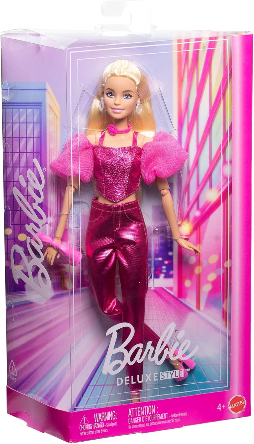 Barbie Deluxe Style #5 dukke i et metallisk pink blondt outfit med en glitrende overdel og glitrende bukser, med tilbehør inklusive en pink halskæde og en håndtaske, JFP40