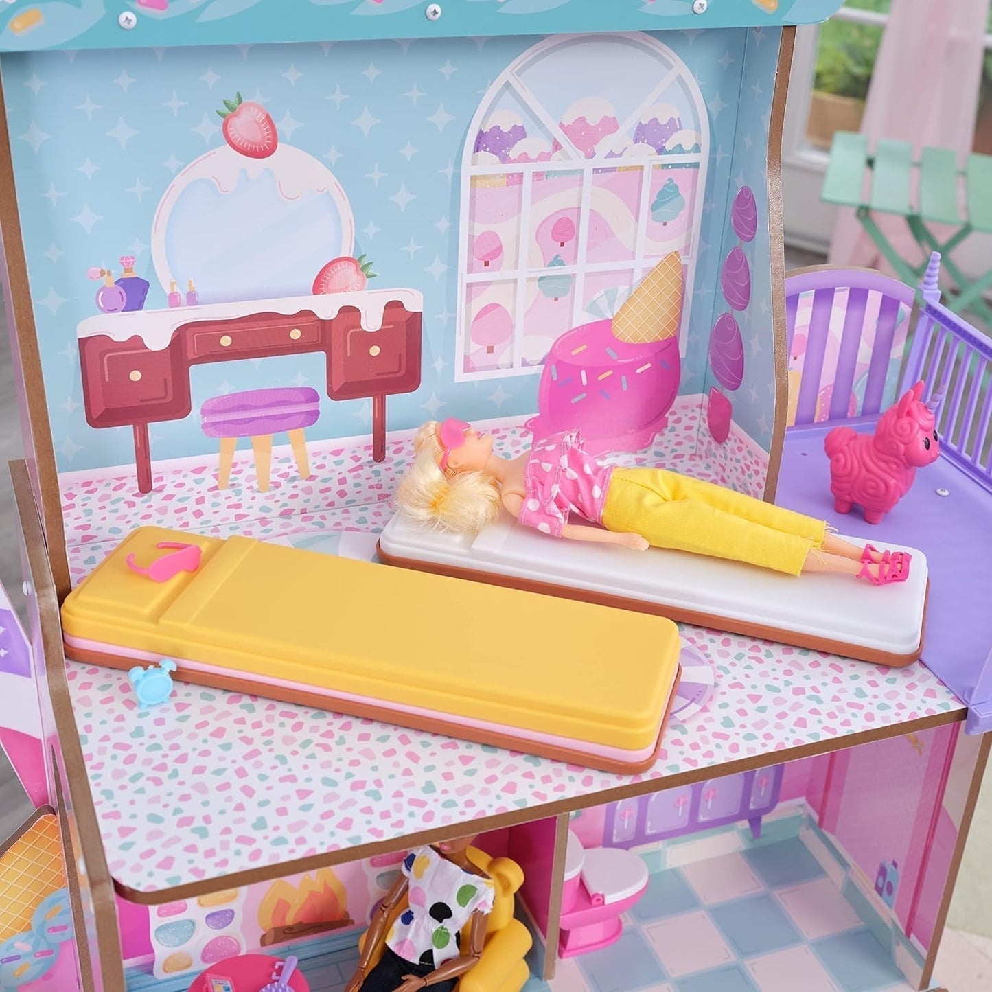 Kidkraft Candy Castle Trædukkehus med møbler og tilbehør, Lama Unicorn Figure House, Ice Cream Cake Lift og gummistol til dukker, Legetøj til 3 år gammel, 20242 Naty Shop Dukkehuse