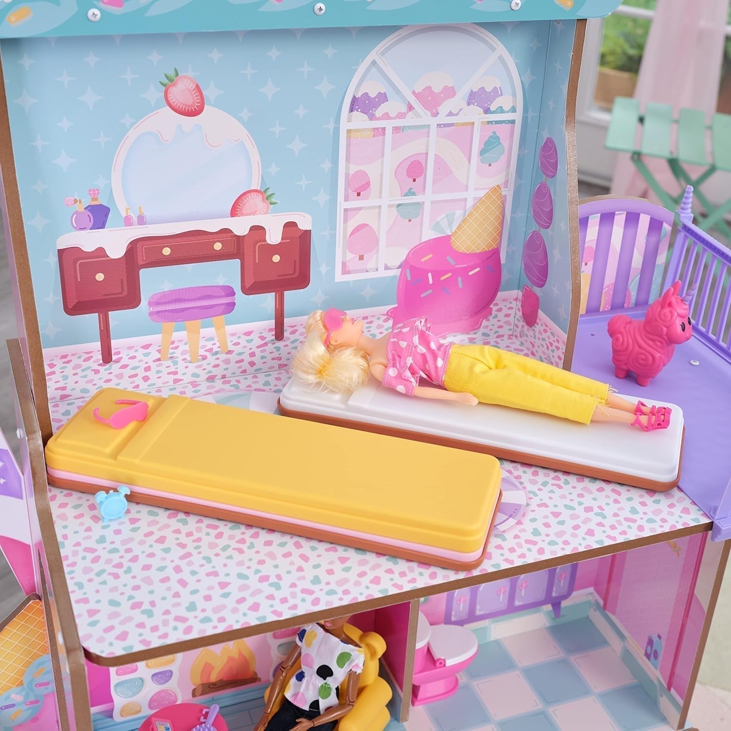 Kidkraft Candy Castle Trædukkehus med møbler og tilbehør, Lama Unicorn Figure House, Ice Cream Cake Lift og gummistol til dukker, Legetøj til 3 år gammel, 20242 Naty Shop Dukkehuse