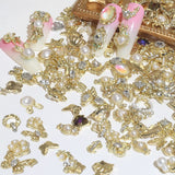 50 Stück Guld Nail Charms, Mix Styles Glitzersteine ​​Nägel Perle Legierung Nagel Steine ​​​​Blume Schmetterling Strasssteine ​​​​Nägel Herz Stern Nagel Charms DIY Nail Art Zubehör Frauen Nägel Deko
