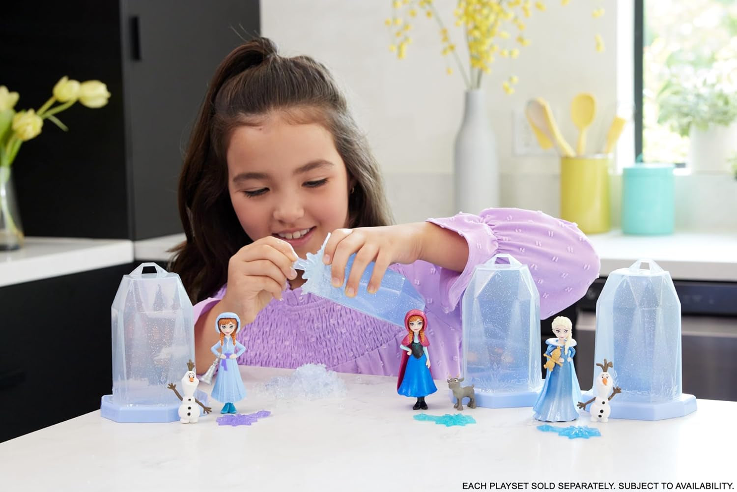 Mattel Disney Frozen Ice Reveal Lille dukke med fluffy Ice Gel og 6 overraskelser, Inkluderer venfigur og tilbehør (dukker kan variere) HRN77