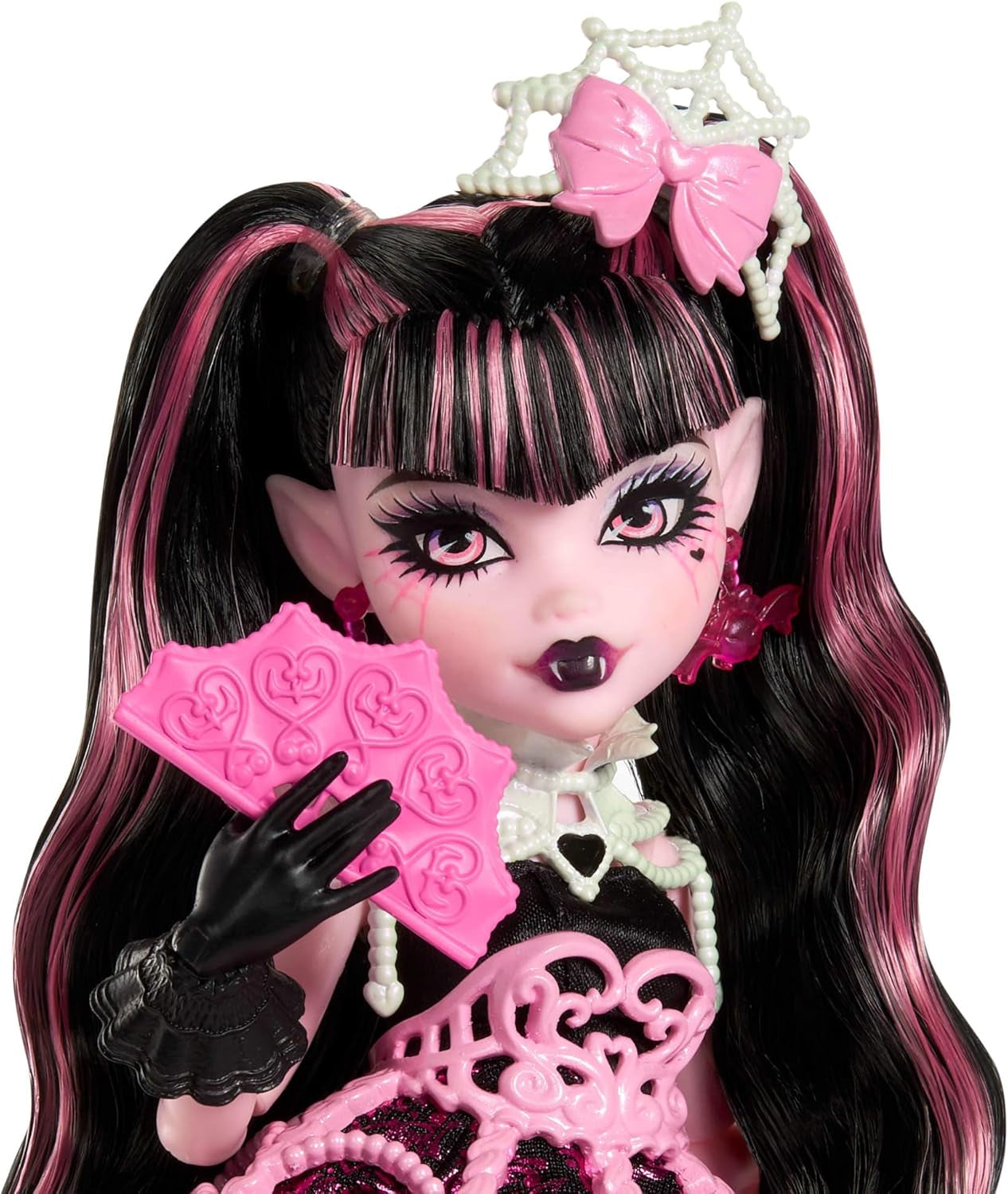 Skræmmende og sød Monster High fødselsdagsdukke Draculaura i en lyserød festkjole med tematilbehør såsom invitation, ballon, gave, fans og mere, JBG74