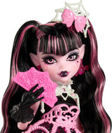 Skræmmende og sød Monster High fødselsdagsdukke Draculaura i en lyserød festkjole med tematilbehør såsom invitation, ballon, gave, fans og mere, JBG74