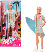 Barbie-film Ken Barbie-dukke i pastelfarvet pink og grøn stribet strandtøj, surfbræt og hvide sneakers, JBJ54
