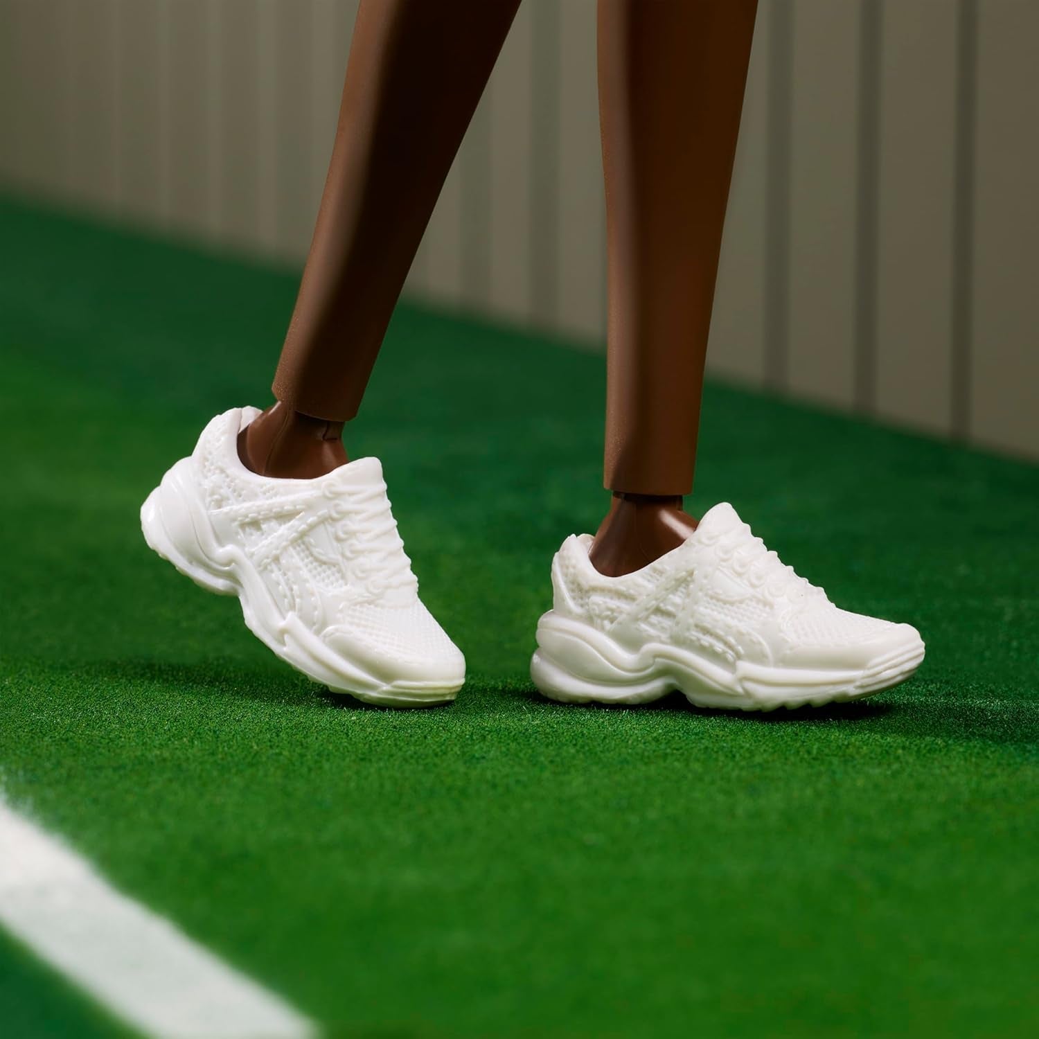 Barbie Inspiring Women Series Venus Williams modedukke med signeret uniform og tennisketcher inklusive præsentationsæske HRM49