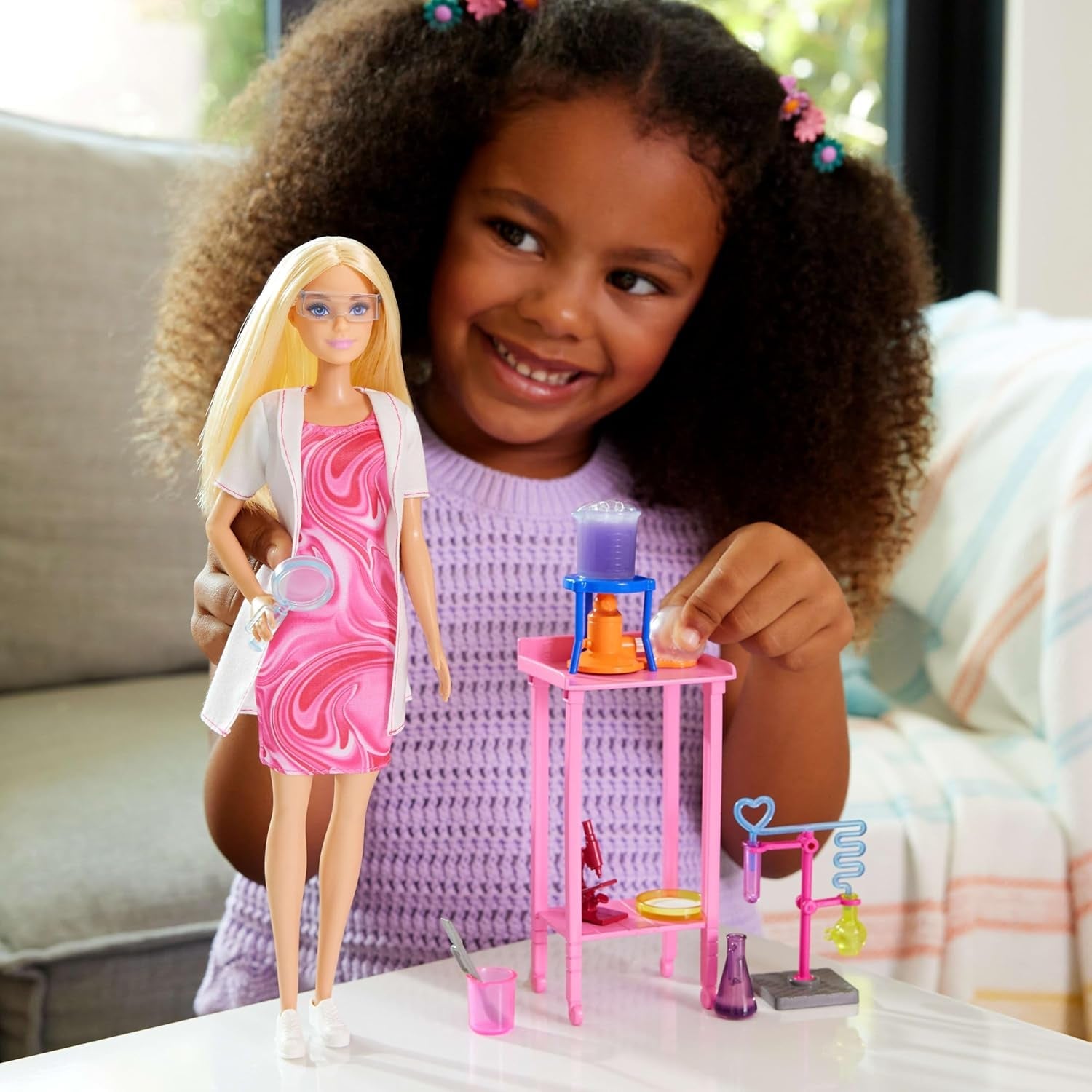 Barbie Scientist dukke og tilbehør med moderigtig blond dukke, laboratoriebord, mikroskop, farveskiftende bæger og petriskål, JCR70