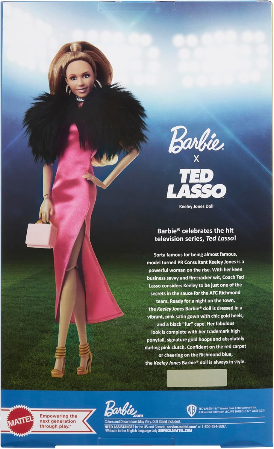 BARBIE Keeley Jones - Ted Lasso inspireret samlerdukke, Hot Pink Silk Midi-kjole, Guld høje hæle, Black Cape, Gold Hoop Øreringe, Pink Taske, For Ages 3+, HJW92