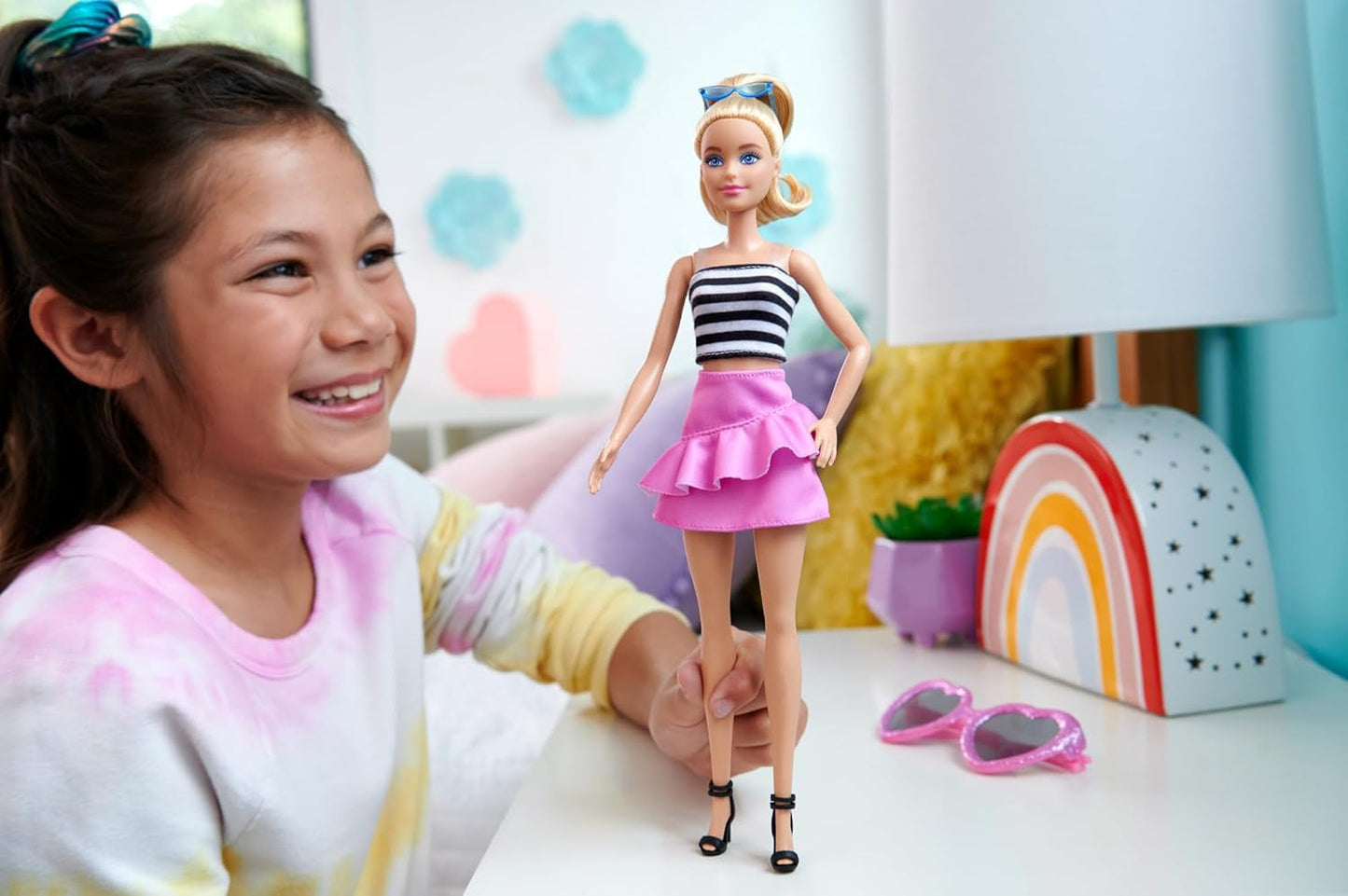 Barbie Fashionista dukke nr. 213 Blonde i stribet top Pink nederdel og solbriller 65-års fødselsdag samlerobjekt modedukke HRH11 Naty Shop Dukker