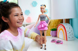 Barbie Fashionista dukke nr. 213 Blonde i stribet top Pink nederdel og solbriller 65-års fødselsdag samlerobjekt modedukke HRH11 Naty Shop Dukker