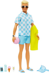 Barbie Ken - Blond dukke med blå skjorte og badeforklæde, strandtilbehør og badebold til kreativ leg, fra 3 år og opefter, HPL74