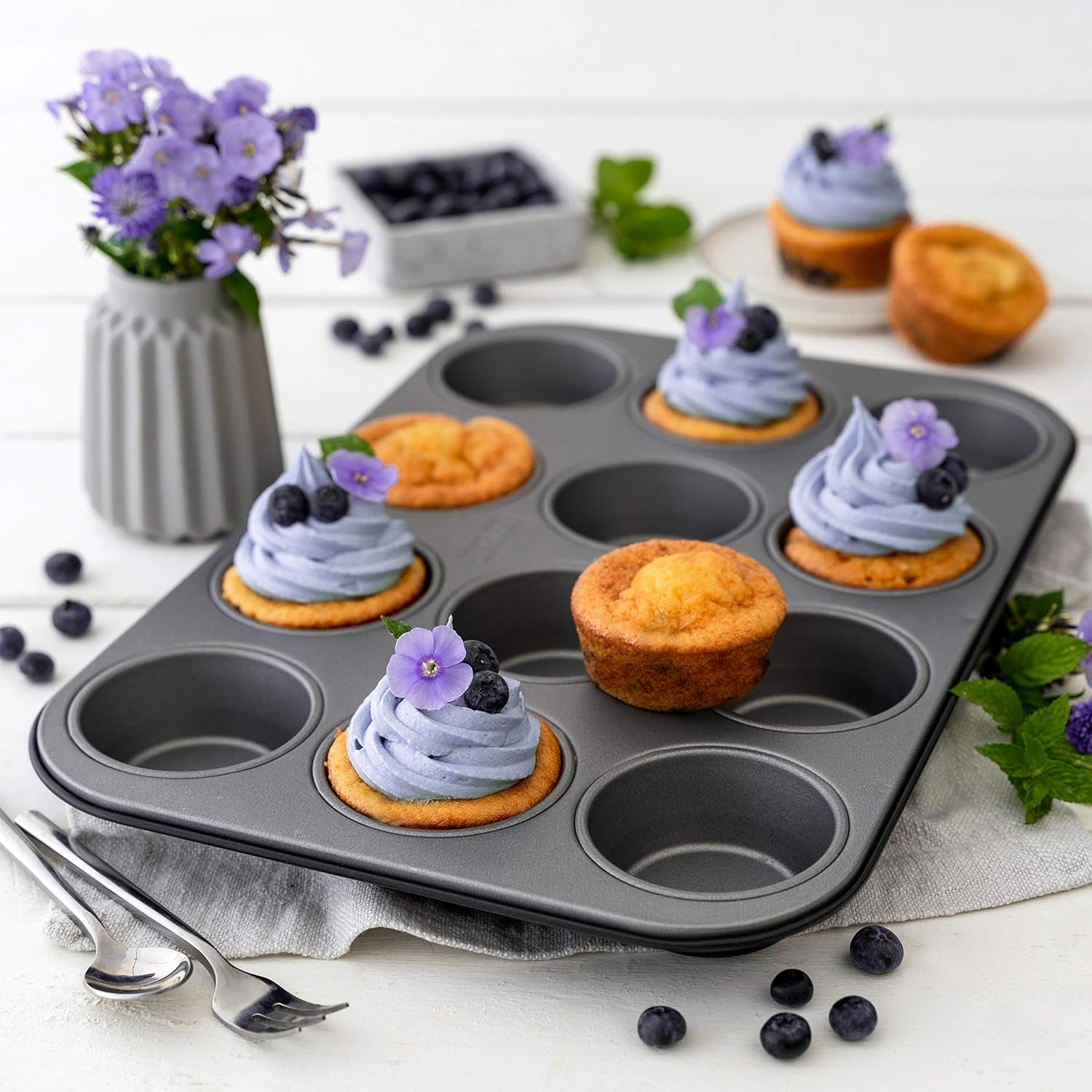 Zenker 12Er Muffinform Energy, Premium-Backform, Für Köstliche Kuchen, Verkürzt Die Backzeit Um Bis Zu 20% (Farbe: Silber/Anthrazit), Menge: 1 Stück, Hellgrau Und Dunkelgrau Forme og bakker til bagning Naty Shop