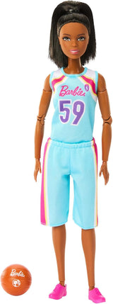 Barbie lavet til at flytte dukke og tilbehør, brunette basketballspiller med aftagelig sportskjole og bold, 22 led, HKT74