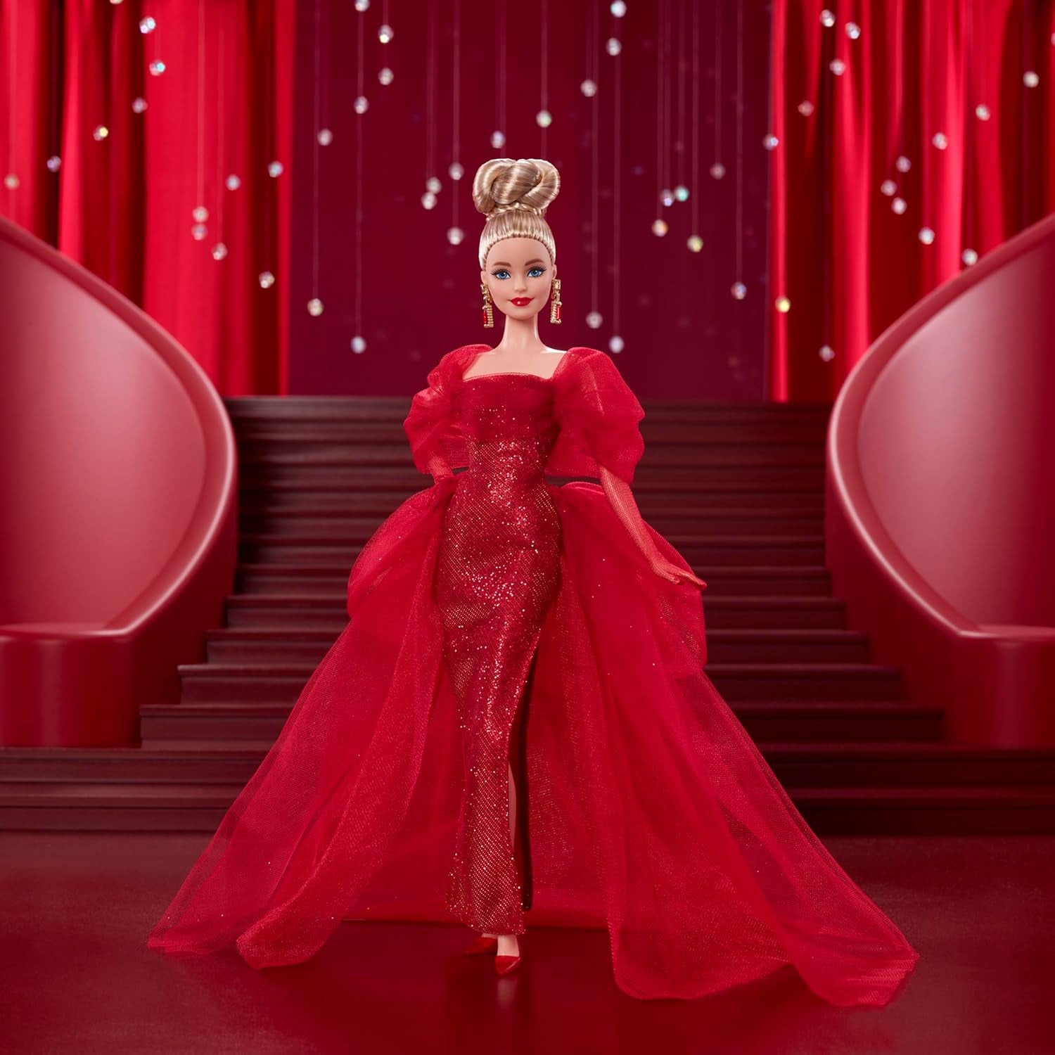 Barbie-signaturdukke 80-års jubilæum Mattel samlerfigur i funklende rød tylkjole med dråbeøreringe og delikate handsker Blondt hår JBJ17