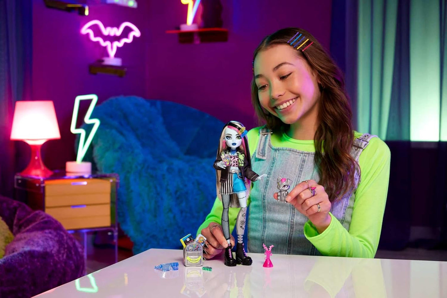 Monster High Frankie Stein dukke i denimjakke og shorts, inkluderer også sin hvalp Watzie og tilbehør såsom en rygsæk, snack og notesbog, HXH73