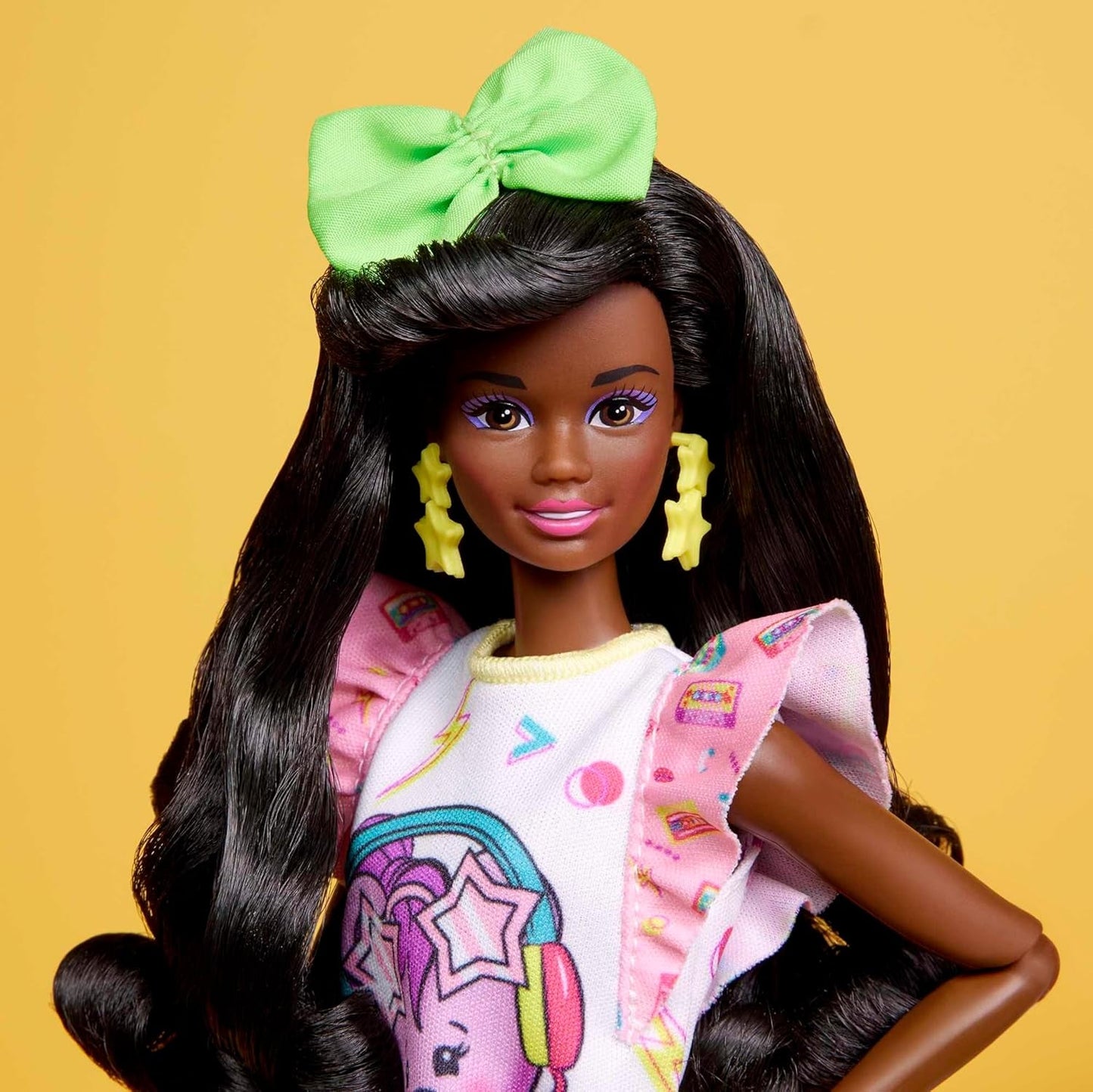 Barbie Rewind - 80'er stil nostalgisk samlerfigur med lækkert hår og outfit, Inkluderer TV, popcorn og telefon, til fans og samlere, HJX19