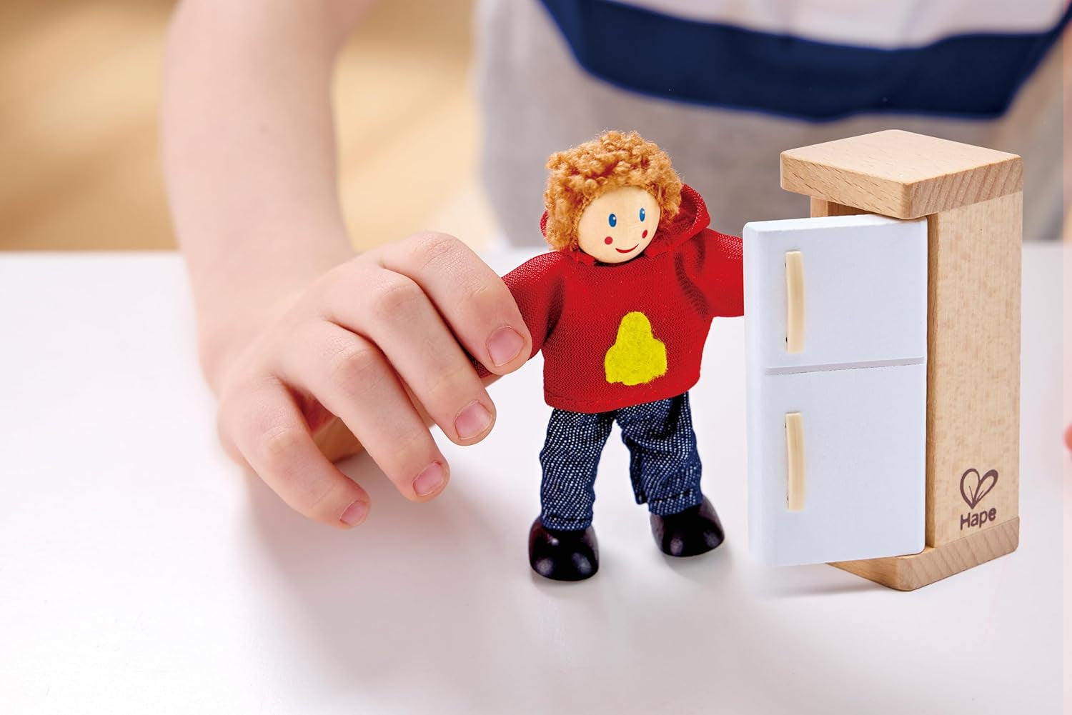 Hape Dukkefamilie prisvindende dukkehussæt, unikt trædukkehustilbehør, fantasifuld leg, 6 dukkefamiliemedlemmer, fra 3 år og opefter