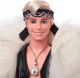 Barbie The Movie Collectible Ken Dukke iført stor kunstpelsfrakke og sort frynsevest med bandana, HRF31