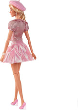 Barbie filmen baseret på filmen Margot Robbie som Barbie samlerfigur i pink bluse og tylnederdel med stiliseret frisure og matchende smykker JBJ53