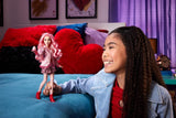 Mattel Disney Descendants: The Rise of Red Modepuppe og tilbehør – Bridget, die junge Herzkönigin, mit vom filminspirerede Kleidung og Cupcake, HWT91