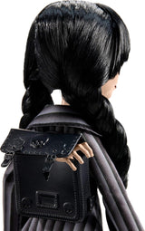 Monster High Wednesday Puppe und Accessoires, Wednesday Addams Sammelfigur in Nevermore Academy Uniform mit Eiskaltem Händchen und Rygsæk, Puppenständer, HXJ04