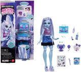 Monster High Self-Scare Secrets Abbey Bominable Dukke og tilbehørssæt med 13 realistiske overraskelser som Henna, tegninger og hæklet JHK44