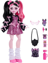 Monster High Doll Draculaura i lyserød kjole med sløjfer og sort cardigan med Count Fabulous Bat og 7 tilbehør inklusive Ramen, læbestift og taske, JHK29