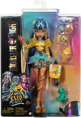 Monster High Cleo De Nile dukke i guldbluse og lagdelt nederdel, inkluderer Hissette cobra og tilbehør såsom en skoletaske, en snack og en rulle toiletpapir, HXH74