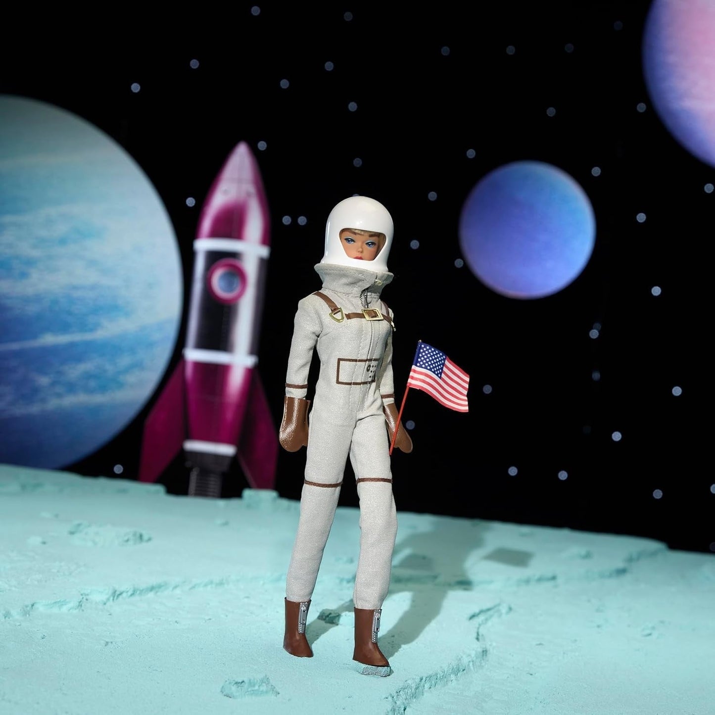 Mattel Barbie Miss Astronaut samlerdukke med sølvdragt, rumstøvler og hjelmtilbehør, vintage reproduktion af 1965 original, JBJ48 Naty Shop Dolls