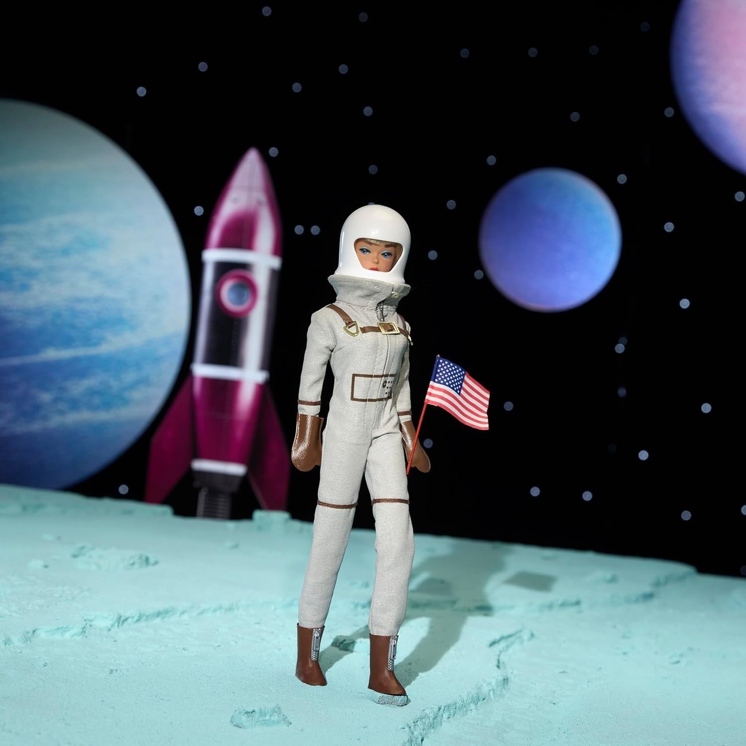 Mattel Barbie Miss Astronaut samlerdukke med sølvdragt, rumstøvler og hjelmtilbehør, vintage reproduktion af 1965 original, JBJ48 Naty Shop Dolls
