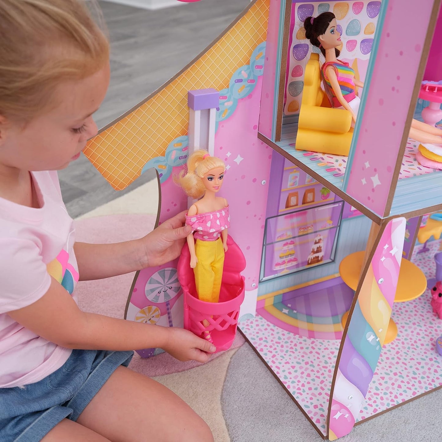 KidKraft trædukkehus Candy Castle med møbler og tilbehør, Unicorn Lama Figure House, Ice Cream Cone Elevator og Gummy Bear Stol til dukker, Legetøj fra 3 år og opefter, 20242