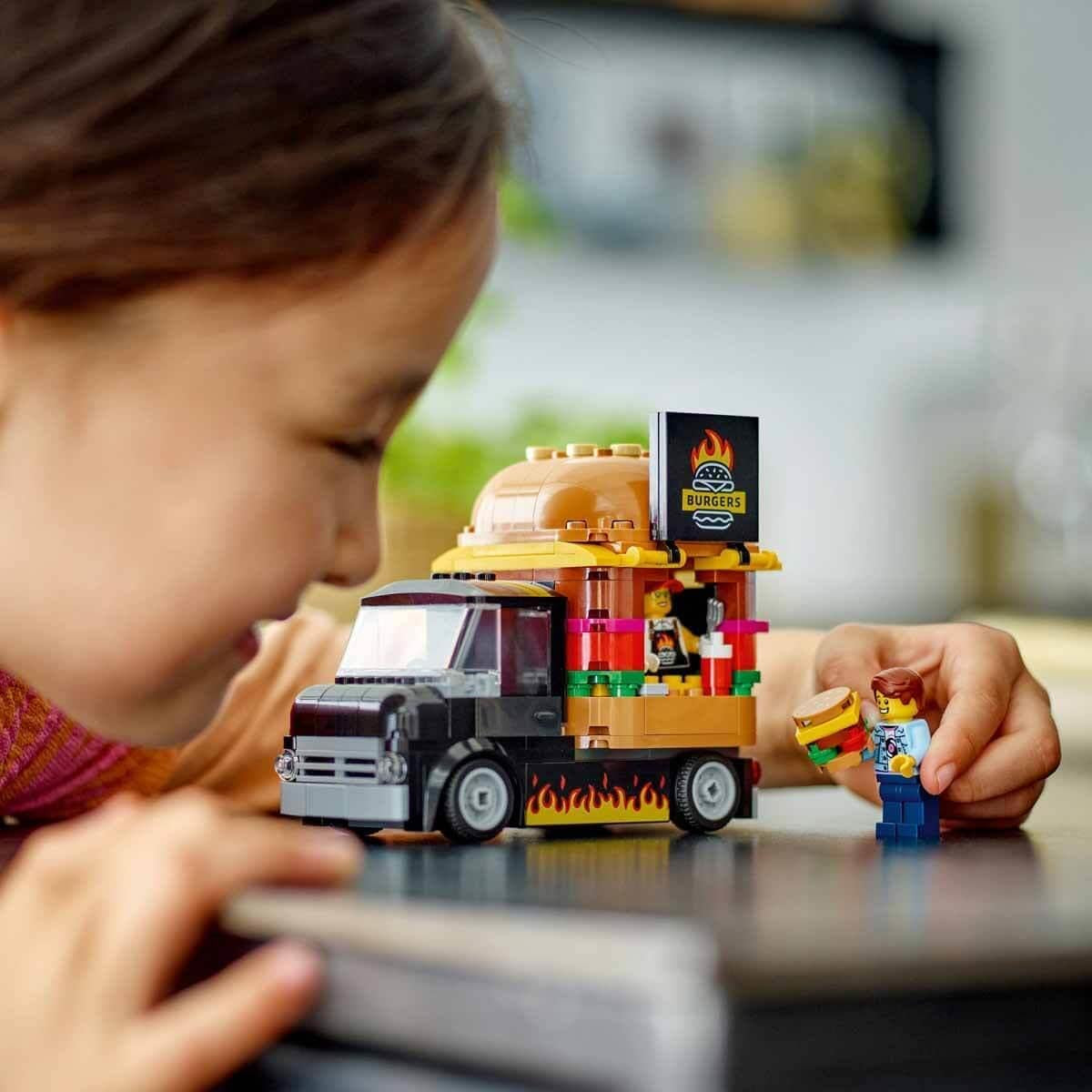 LEGO City Burger Truck Byggesæt med Legetøjsbil til 5-årige, Food Truck Minifigur og tilbehør, Sjov gave til drenge og piger 60404 Byggesæt Besuche den LEGO-Store