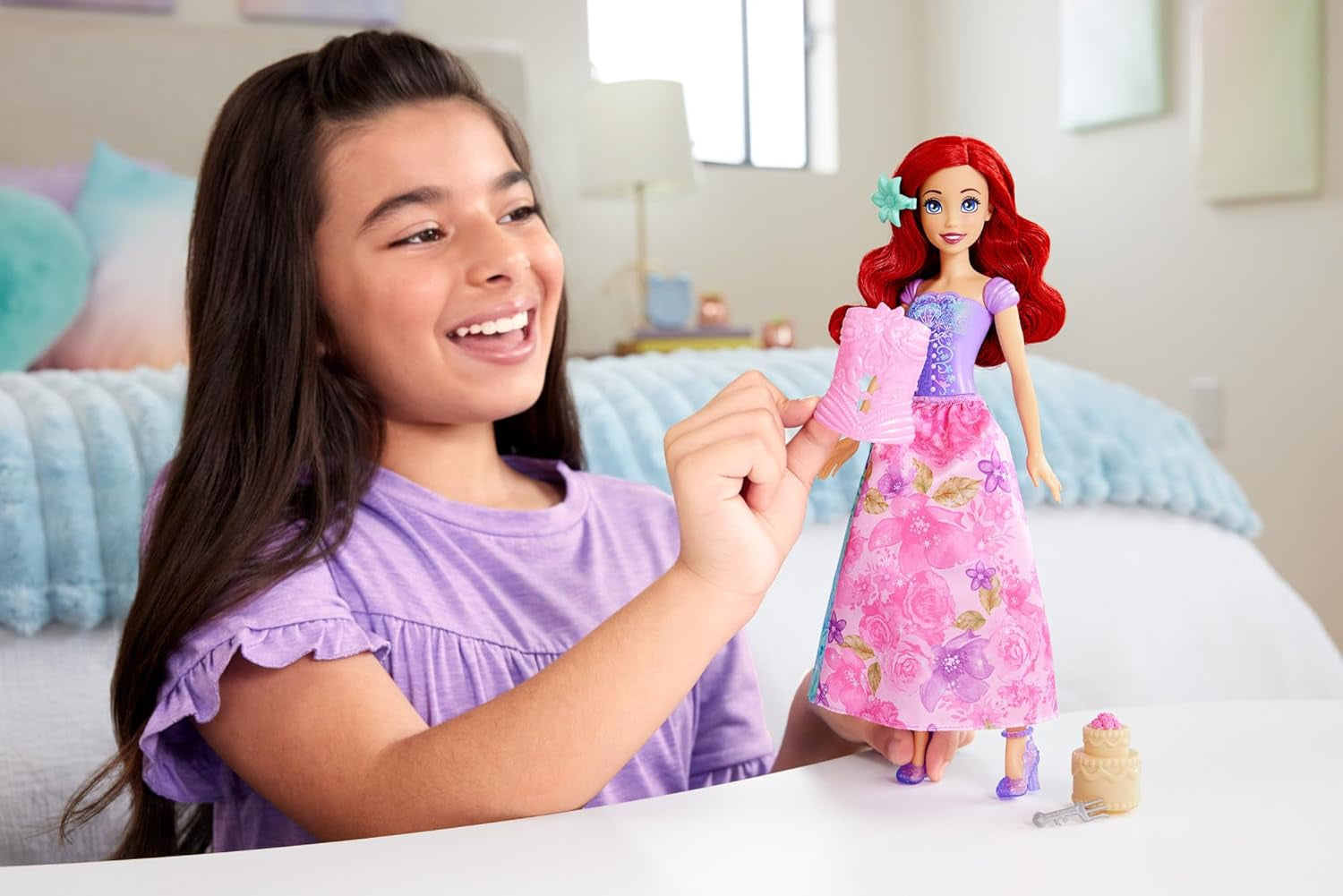 Mattel Disney Princess Ariel Spin & Reveal Fashion Dukkesæt med 11 overraskelser, inklusive 5 tilbehør, 5 klistermærker og en legescene inspireret af filmen HTV88