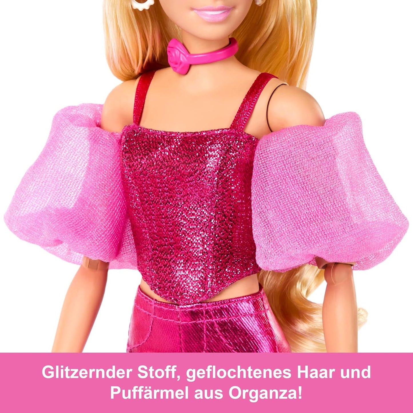 Barbie Deluxe Style #5 dukke i et metallisk pink blondt outfit med en glitrende overdel og glitrende bukser, med tilbehør inklusive en pink halskæde og en håndtaske, JFP40