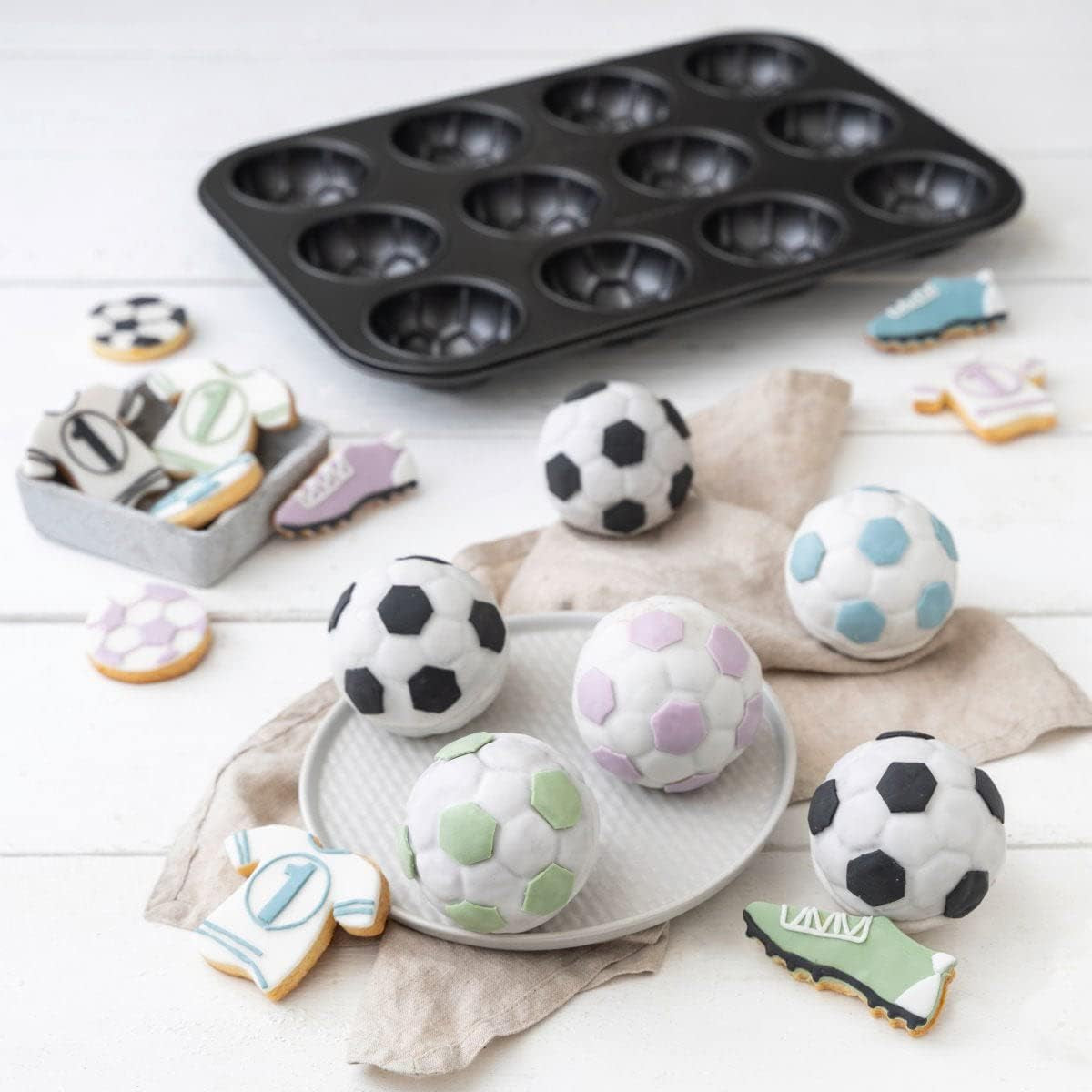 Zenker 12Er Muffinform – Muffinbackblech Für Muffins Und Cupcakes Aus Der Serie Fodboldbagning– Hitzebeständiges 12Er Muffinblech Mit Antihaftbeschichtung, Schwarz Forme og bakker til bagning Naty Shop