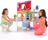 Rainbow High Townhouse - 3-Stöckiges Holzpuppenhaus med 5 Bunten Zimmern & Terrasse - Komplett Eingerichtetes Haus mit Funktionierendem Lift og Zubehör - Spielzeug for Kinder fra 4 bis 12+ Jahren