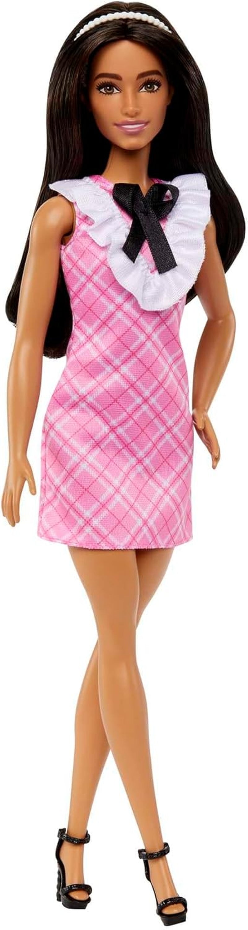Barbie Fashionistas dukke Sporting sort hår og perle pandebånd iført lyserød plaid kjole med sort sløjfe og flæsede krave til alderen 3 og opefter HJT06
