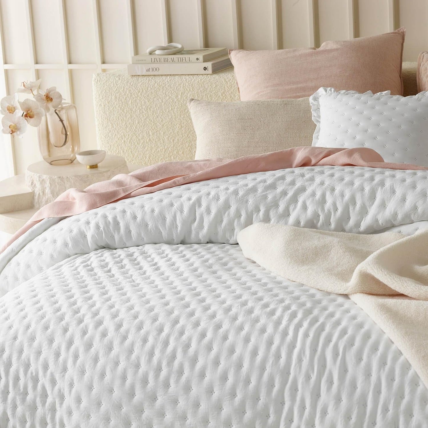 Molly Elegant sengetæppe i hvidt 220 X 240 Cm Alsidigt sengetæppe som sengetæppe eller sofapude Tæppe til seng og sofa Tæppestil Ideel som sengetæppe Senge og tæpper Besuche den ROOM99-Store