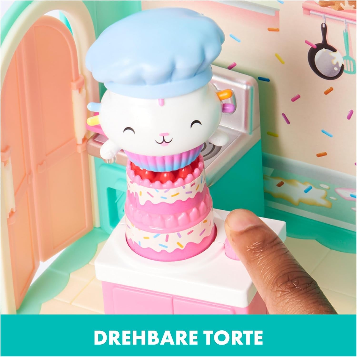 GABBY'S DREAMWORKS DOLLS HOUSE - Deluxe Room, Cakey Confectionery, Kuchi Kitchen (rumænsk: Cakey), 3 møbler og 2 overraskelsesæsker med tilbehør, velegnet til børn fra 3 år og derover