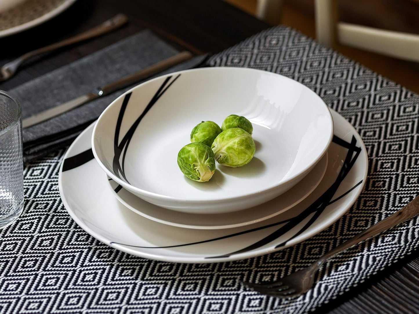 Grafisk bordservice, 18 dele til 6 personer, porcelæn, hvid
