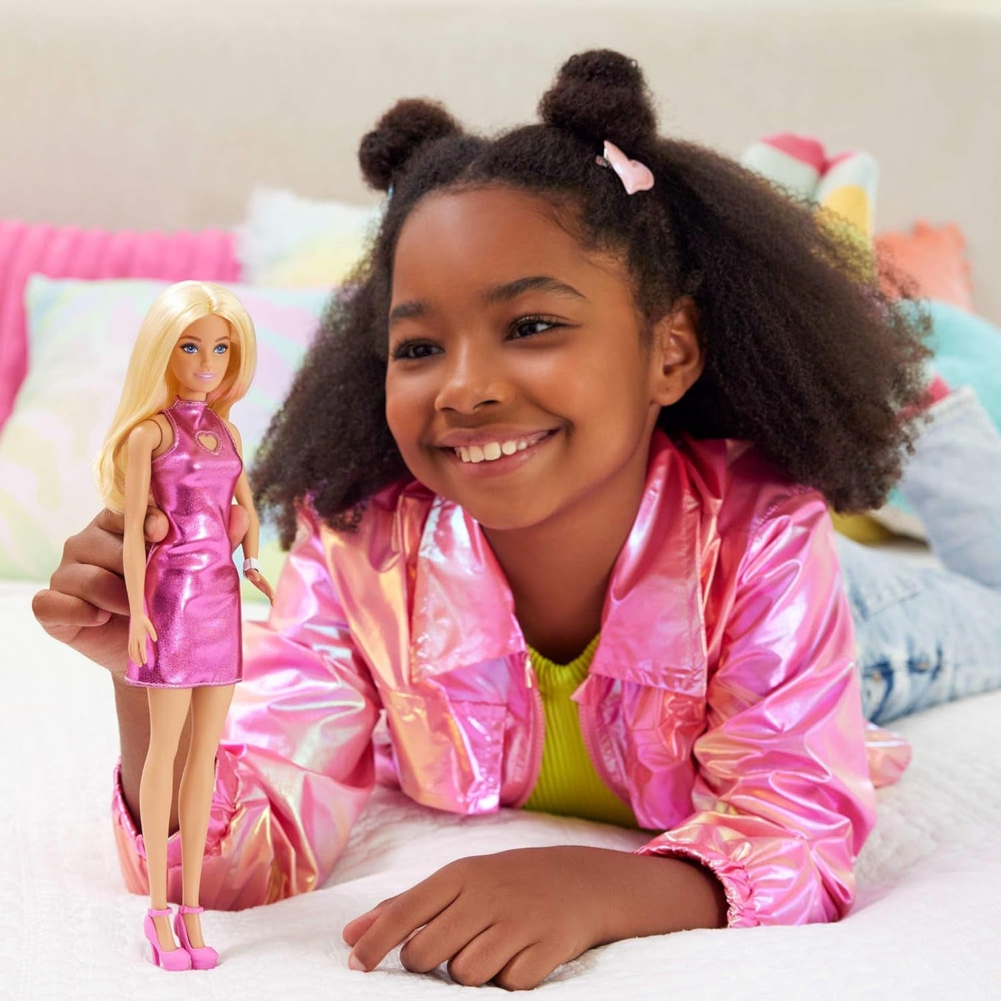 Barbie Fashionista dukke nr. 230 med blond hår, pink metallisk minikjole med hjerteudskæring, hvidt armbånd og høje hæle, HYT88