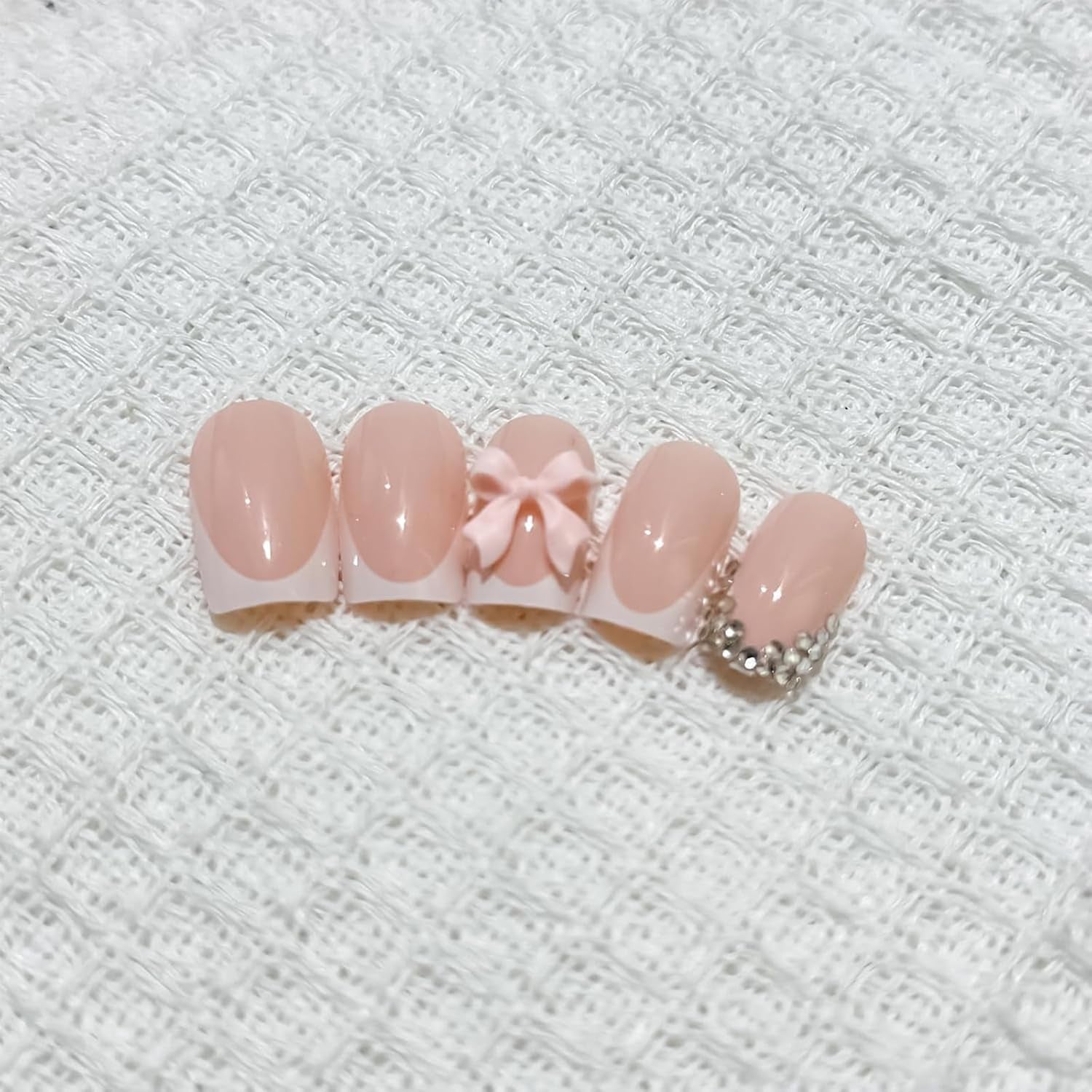 24 stk Pink Diamond Sløjfe French Manicure Tabletter Firkantede Negle Rhinestone Mønster Nude Pink kunstige negle Fulddækning lim Manicure